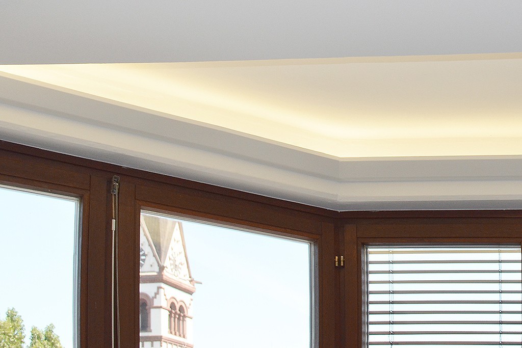 Beispiel 5 - Indirekte Deckenbeleuchtung mit der LED-Lichtvoute "DBML-120-ST" aus Hartschaum.