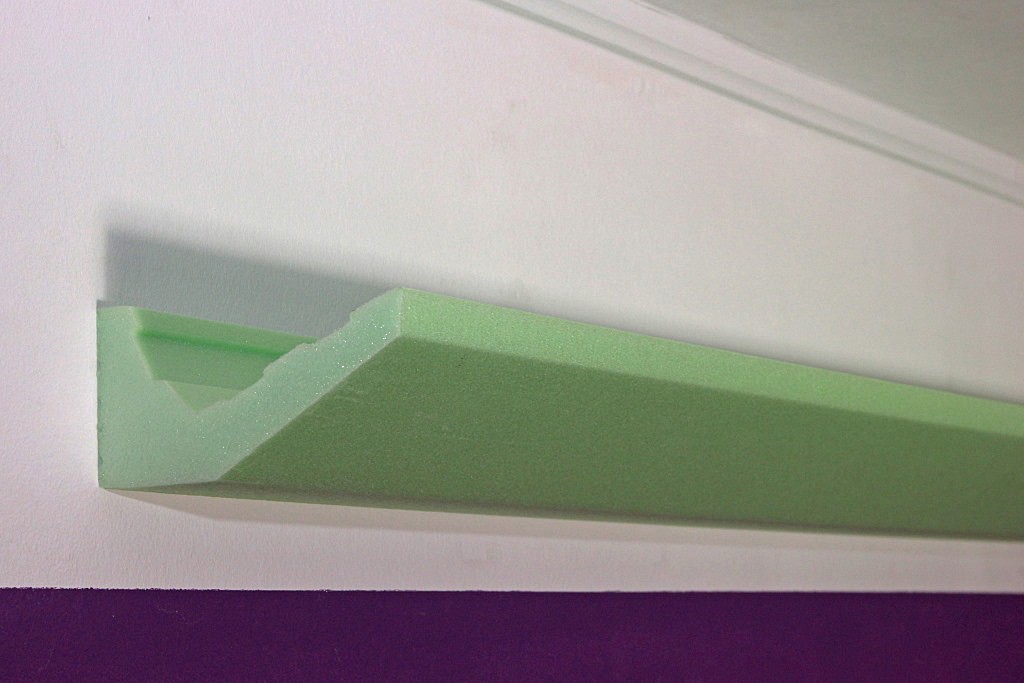 Lichtvoute "DBML-120-ST" für die indirekte LED Beleuchtung der Decke aus Hartschaum.