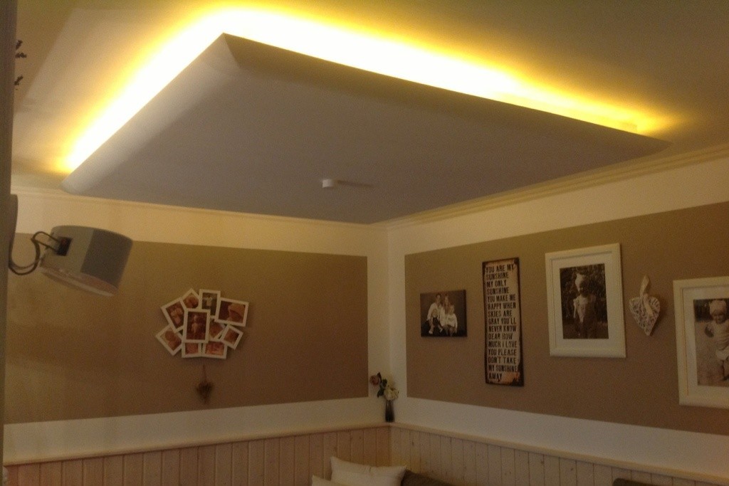 Beispiel 2 - Indirekte LED Beleuchtung der Decke im Esszimmer mit den Stuckleisten "DBKL-125-PR".