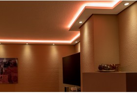 Beispiel 1 - Indirektes Licht an Wand und Decke im Wohnzimmer mit den LED Stuckleisten "WDML-200A-PR"  aus Hartschaum.