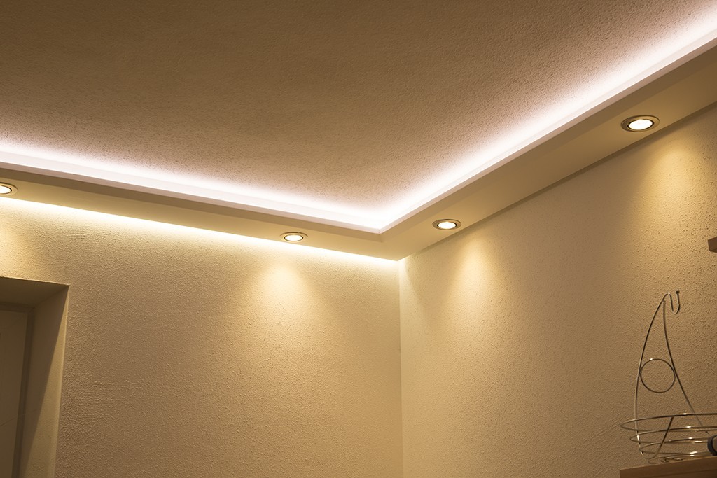 Indirekte Beleuchtung: Stuckleisten und Licht-Voute mit LED Strips und  Corner Profil 