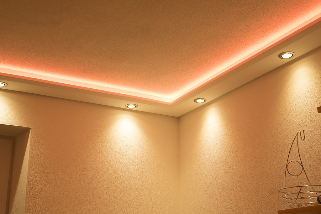 Indirekte Beleuchtung: Stuckleisten und Licht-Voute mit LED Strips und  Corner Profil 