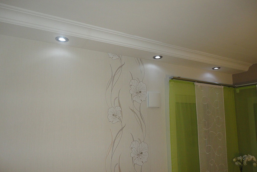 Direkte Wandbeleuchtung mit dem klassischen Deckenprofil BSKL-290A-PR und LED Strahlern bzw. Downlights.