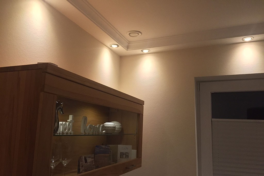 Direkte Beleuchtung der Wand im Wohnzimmer mit den Stuck- und Lichtprofil BSKL-180A-ST und LED Strahlern.