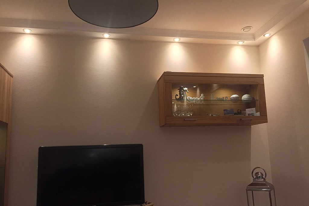 Direkte Wohnzimmerbeleuchtung mit dem Stuckprofil BSKL-180A-ST und LED Strahlern bzw. Spots.