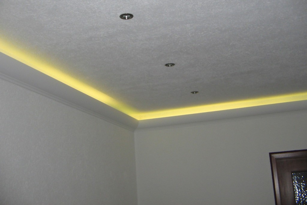 Beispiel 2 - Indirekte Beleuchtung der Decke mit den LED Lichtvouten "DBKL-100-PR" aus Hartschaum.