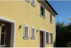 Beispiel 1 - Fensterfasche "FAKL-120-PR" als Fensterumrahmung an Fenstern und Türen der Aussenfassade.