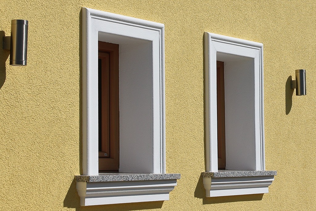 Beispiel 3 - Fensterfasche "FAKL-120-PR" als Fensterumrahmung kombiniert mit einem Fensterbankprofil.