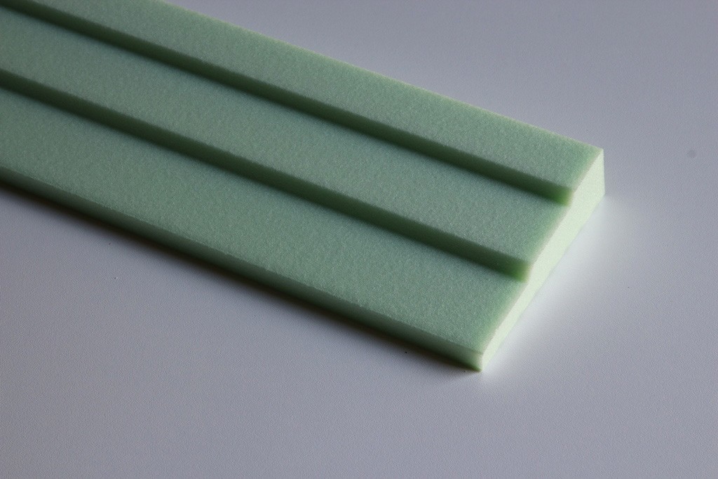 Fensterumrahmung "FAML-100-ST" für die Einrahmung von Fenster und Türen an der Außenfassade aus Hartschaum.