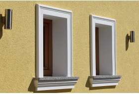 Beispiel 1 - Fensterumrahmungen "FAKL-120-ST" als Fensterumrahmung kombiniert mit einem Fensterbankprofil.