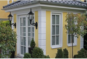 Anwendungsbeispiel 3: Bossensteine als als Dekorelement an der Fassade eines Gartenhauses.