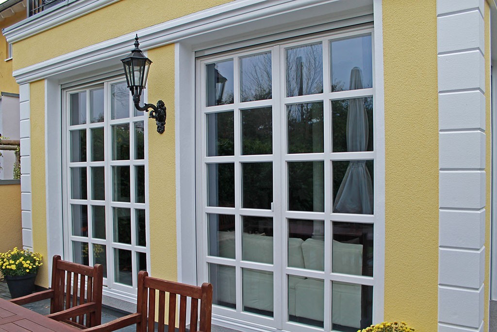 Anwendungsbeispiel 4: Bossensteine als als Dekorelement an der Fassade eines Einfamilienhauses.