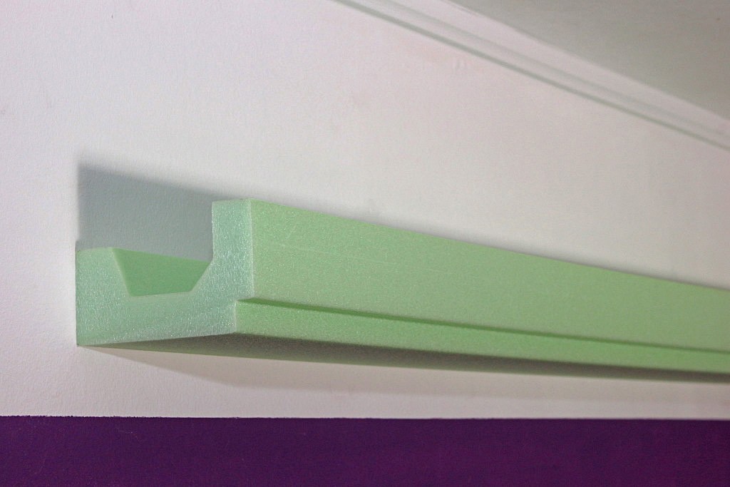 Moderne Lichtvoute "DBML-100-ST" für die indirekte Deckenbeleuchtung aus Hartschaum.