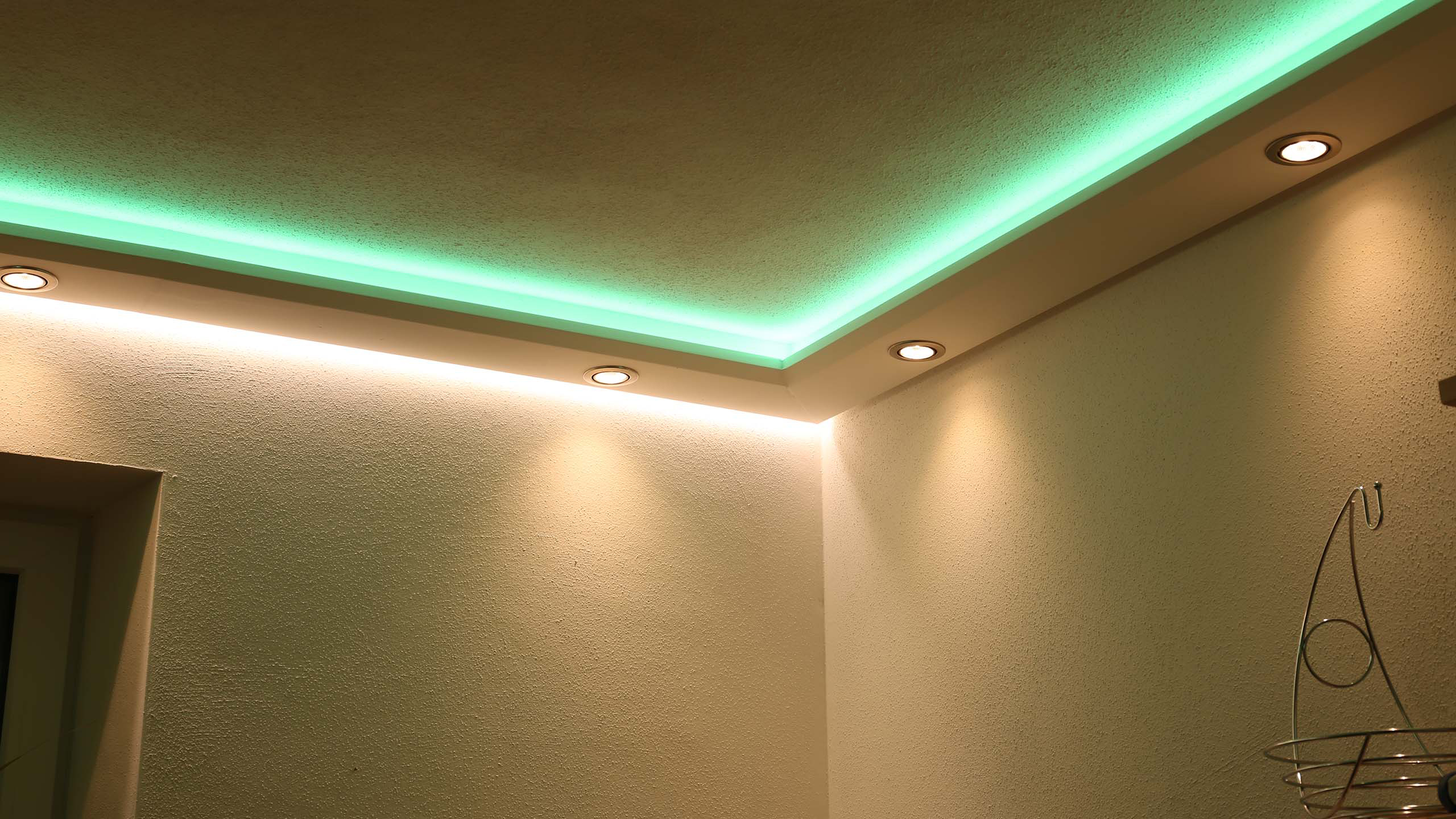 Direkte und indirekte Beleuchtung in einem Arbeitszimmer