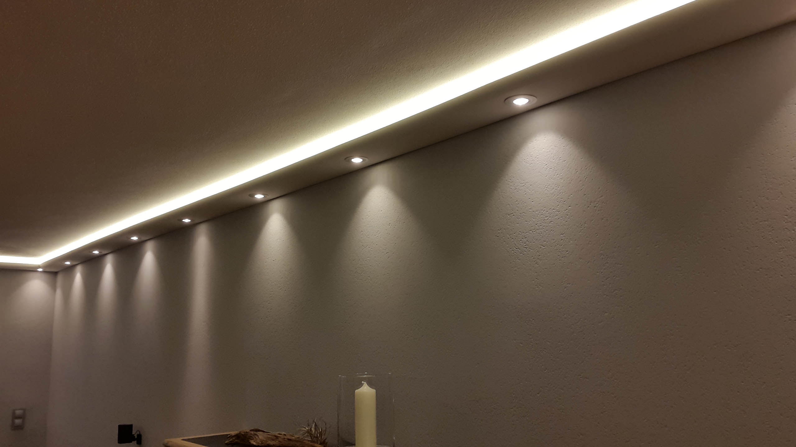 Indirekte Beleuchtung von Wand und Decke