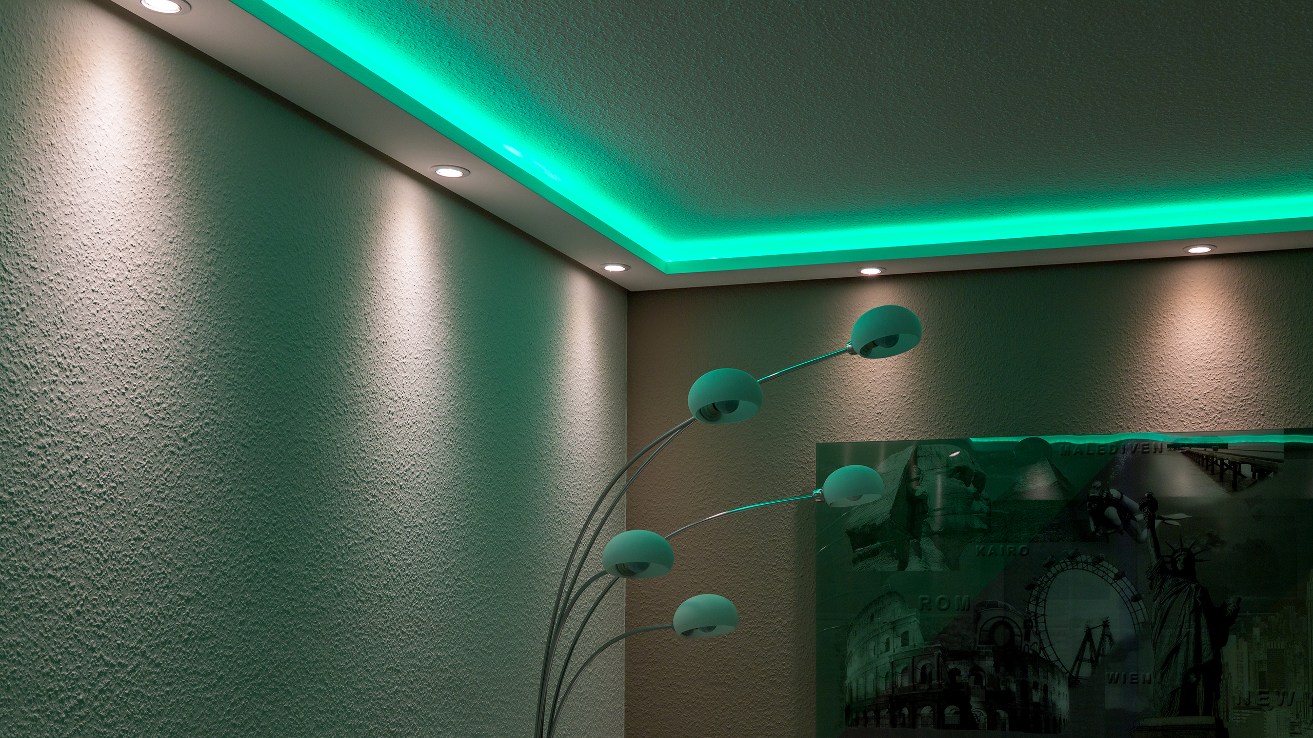 Stuckleisten für eine moderene LED Beleuchtung an Wand und Decke