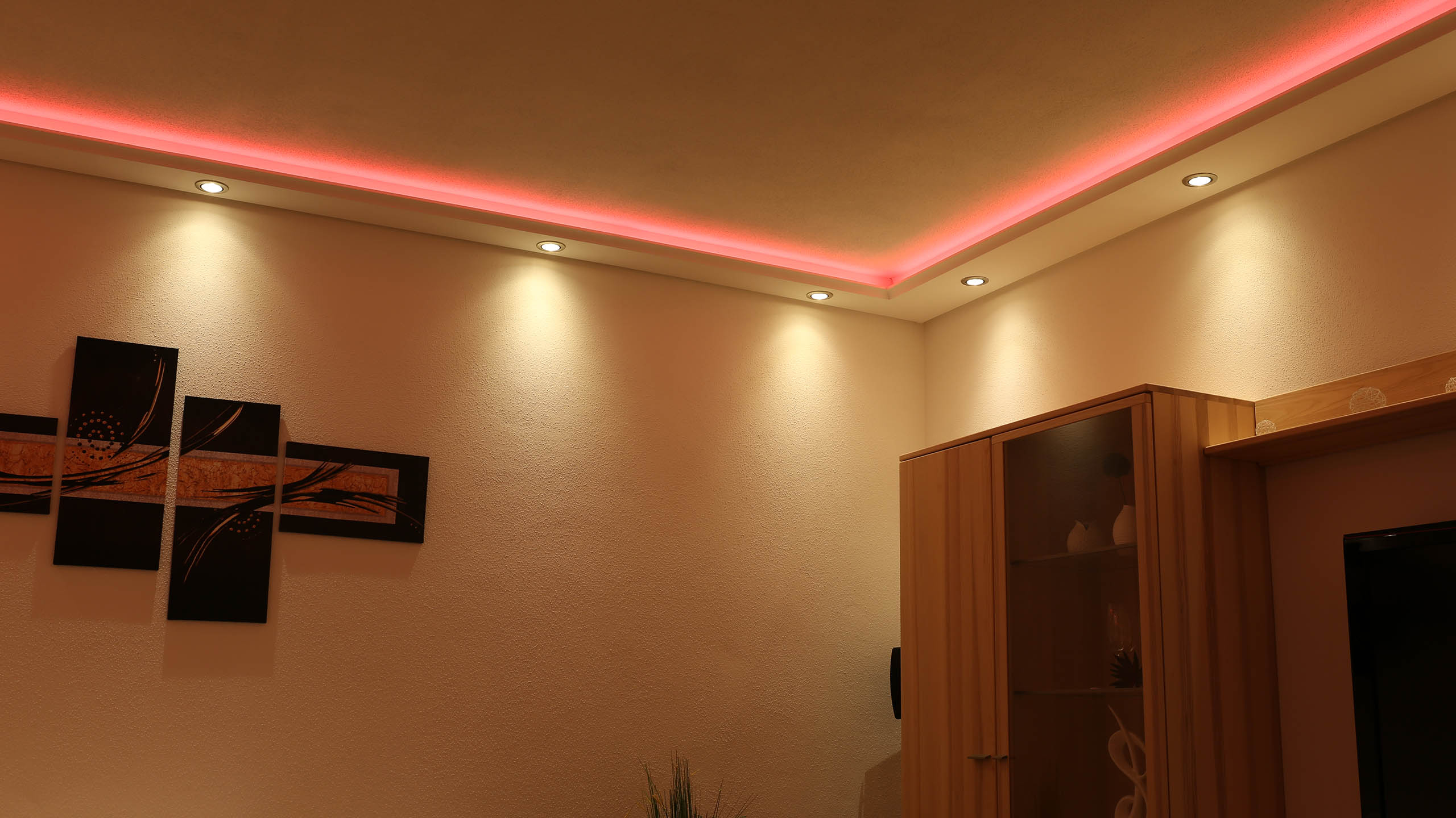 RGB-LED Beleuchtung im Wohnzimmer mit Stuckleisten