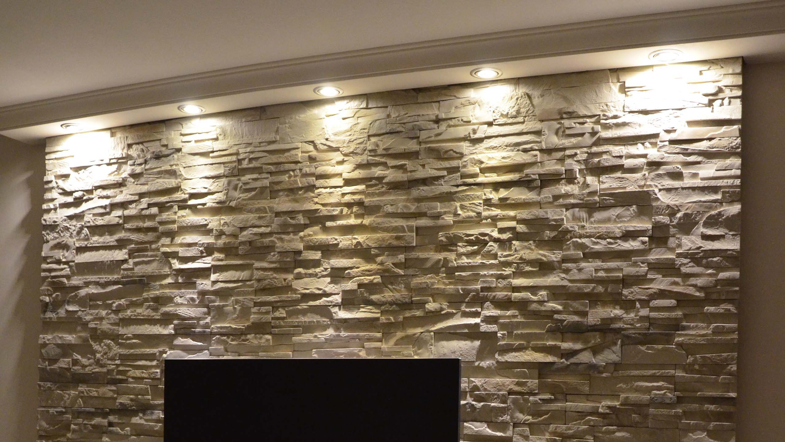 Stukturgebende direkte Beleuchtung einer Steinwand mit Deckenprofilen